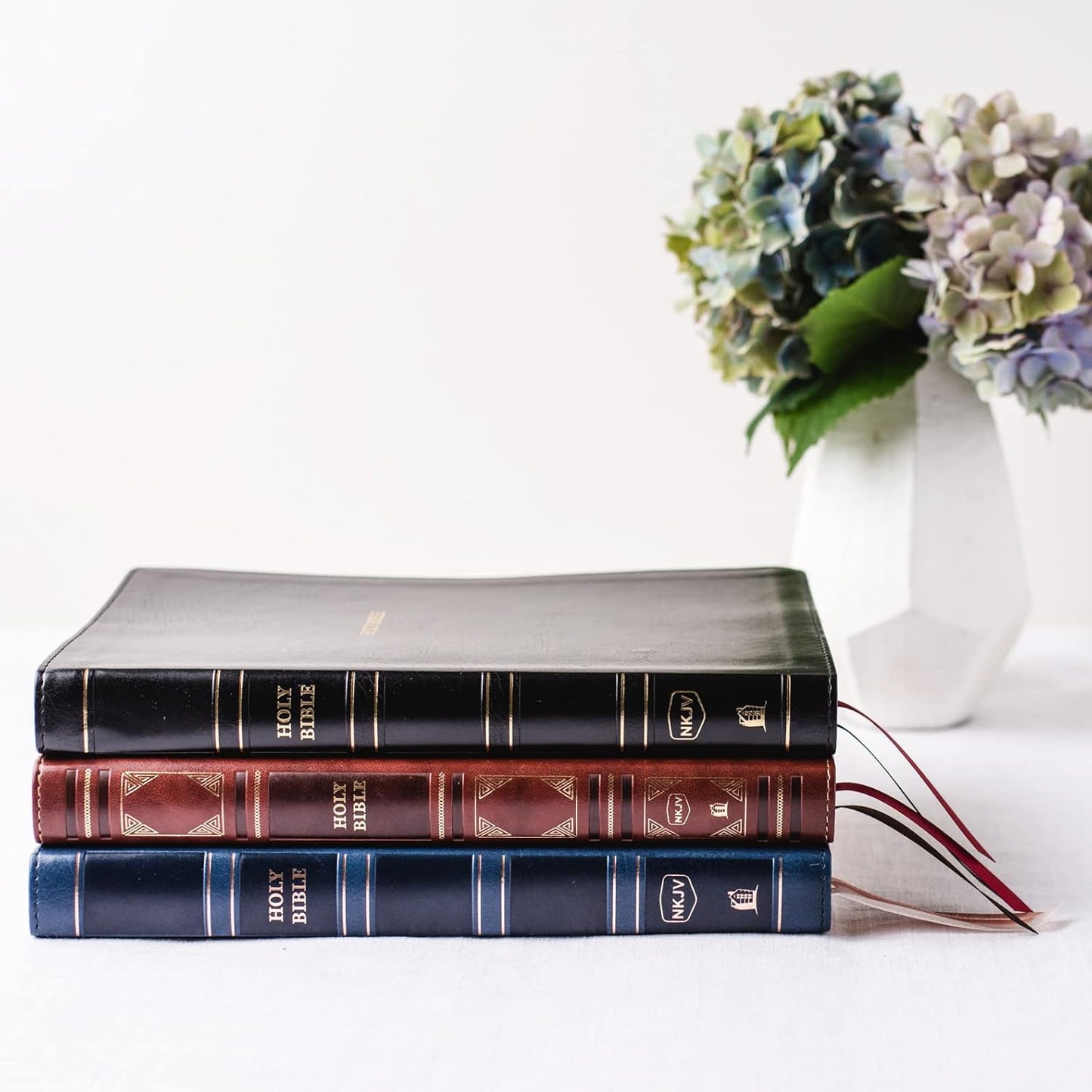 NKJV, Thinline Reference Bible, Leathersoft, Black, Red Letter, Comfort Print
