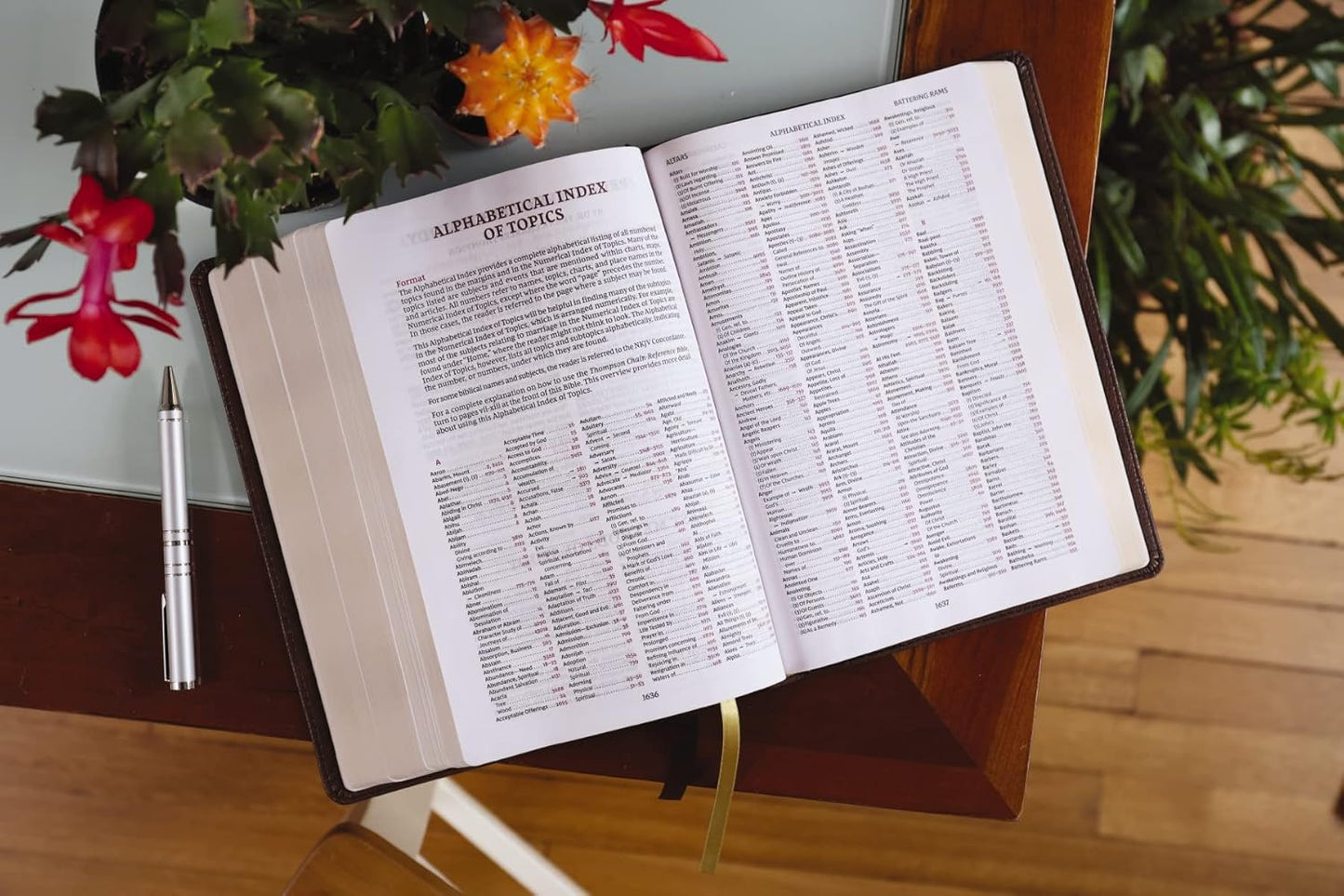 NKJV, Thompson Chain-Reference Bible, Leathersoft, Brown, Red Letter, Comfort Print
