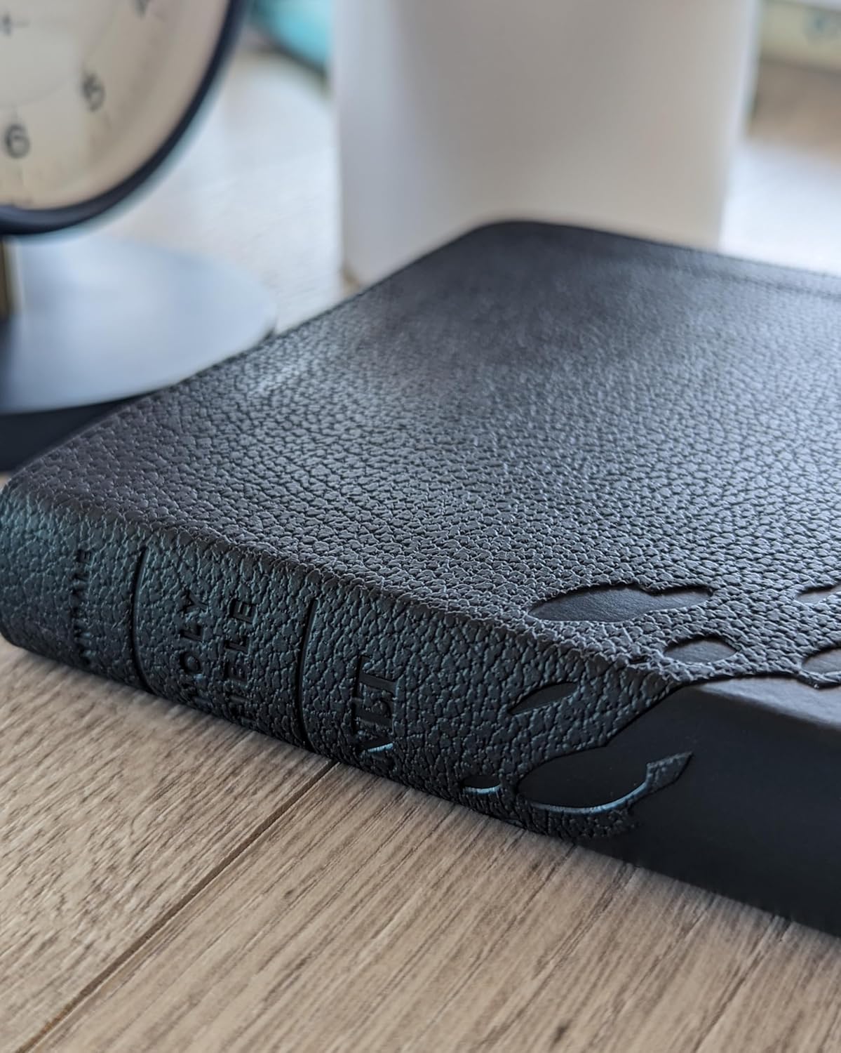 NLT Student Bible, Thinline Reference, Filament Enabled (LeatherLike, Overflow Black, Red Letter)