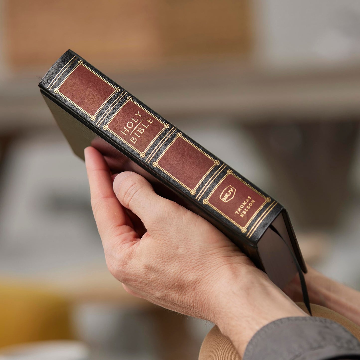 NKJV, Compact Center-Column Reference Bible