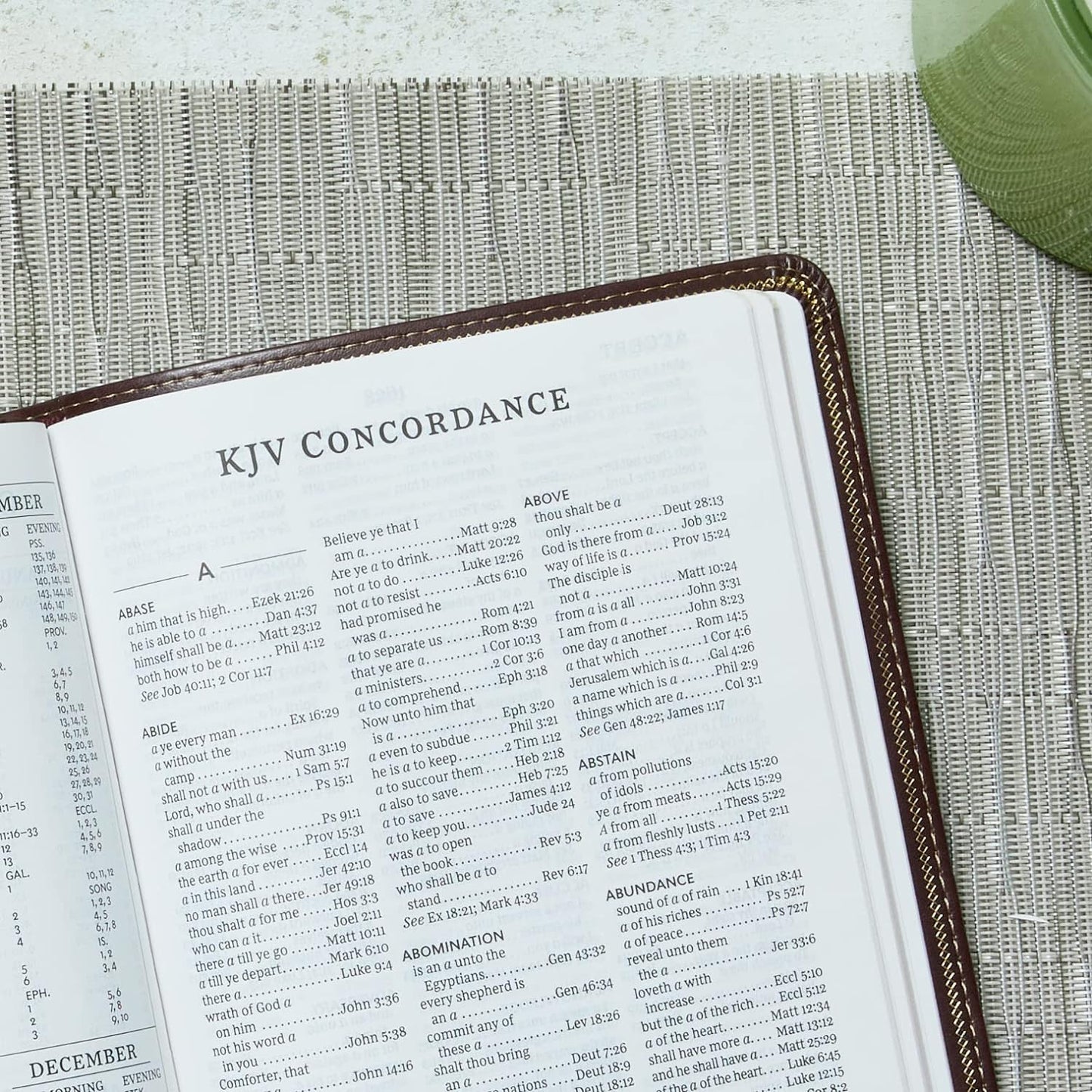 KJV Holy Bible, Personal Size Giant Print Reference Bible