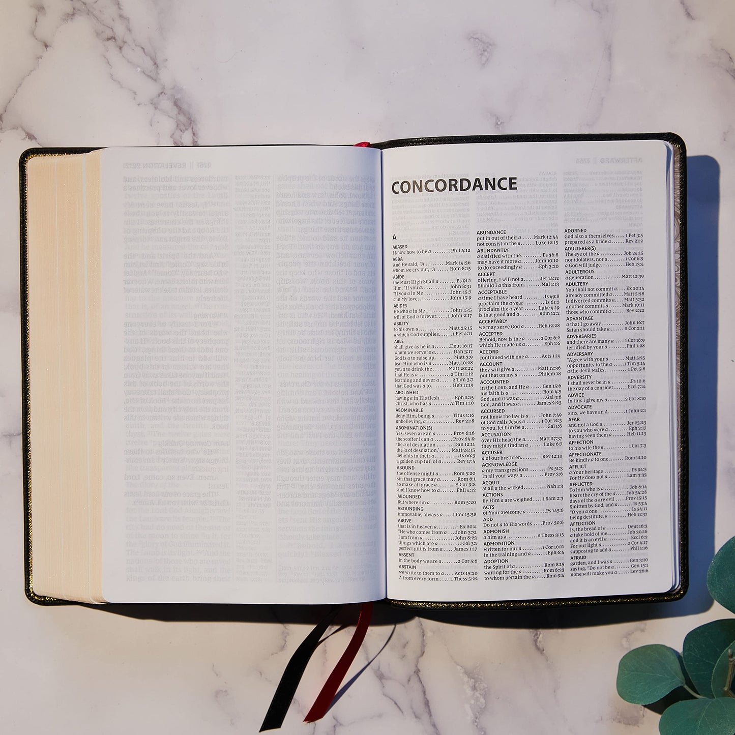 NKJV Giant Print Center-Column Reference Bible, Deluxe Black