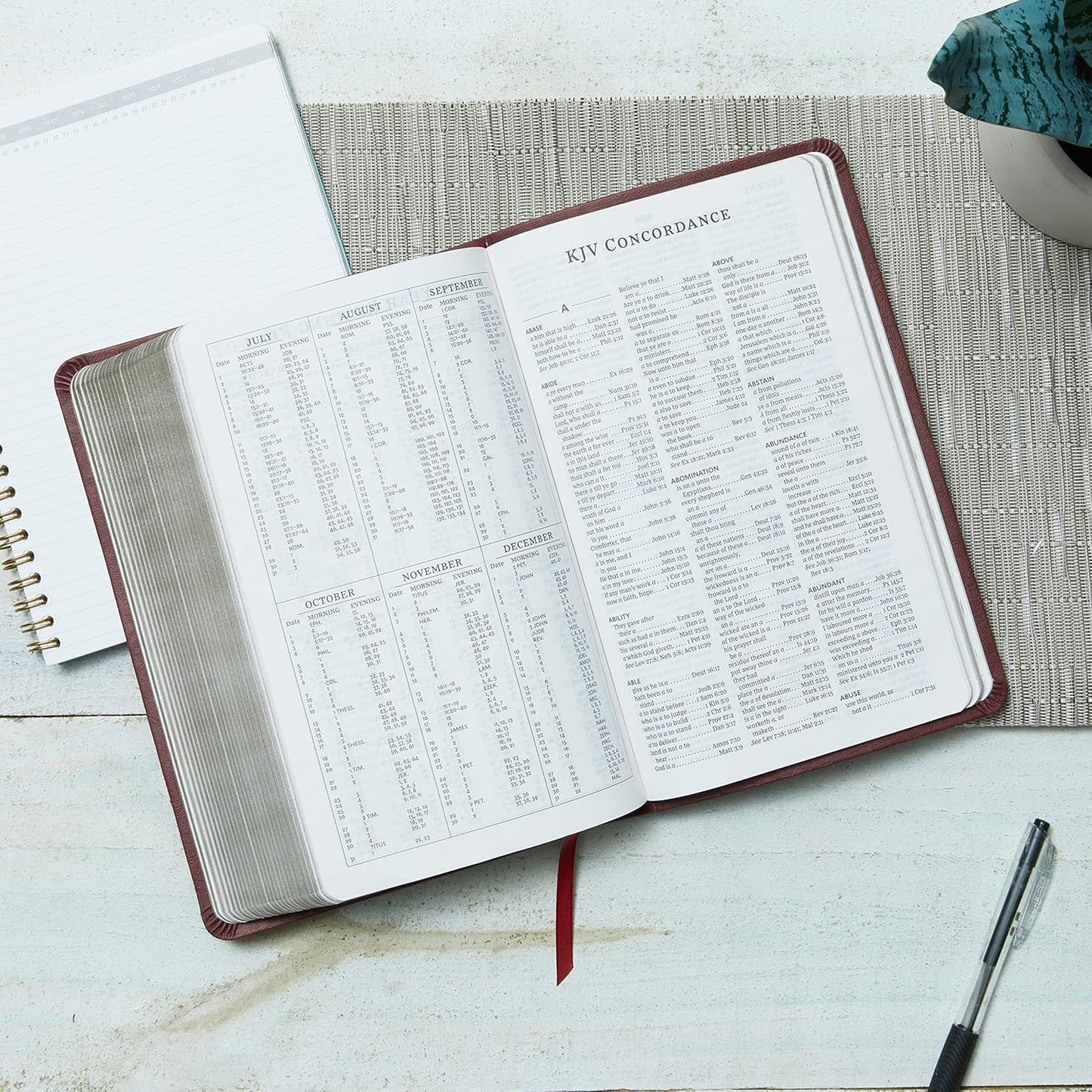 NKJV, Thinline Reference Bible, Leathersoft, Black, Red Letter, Comfort Print