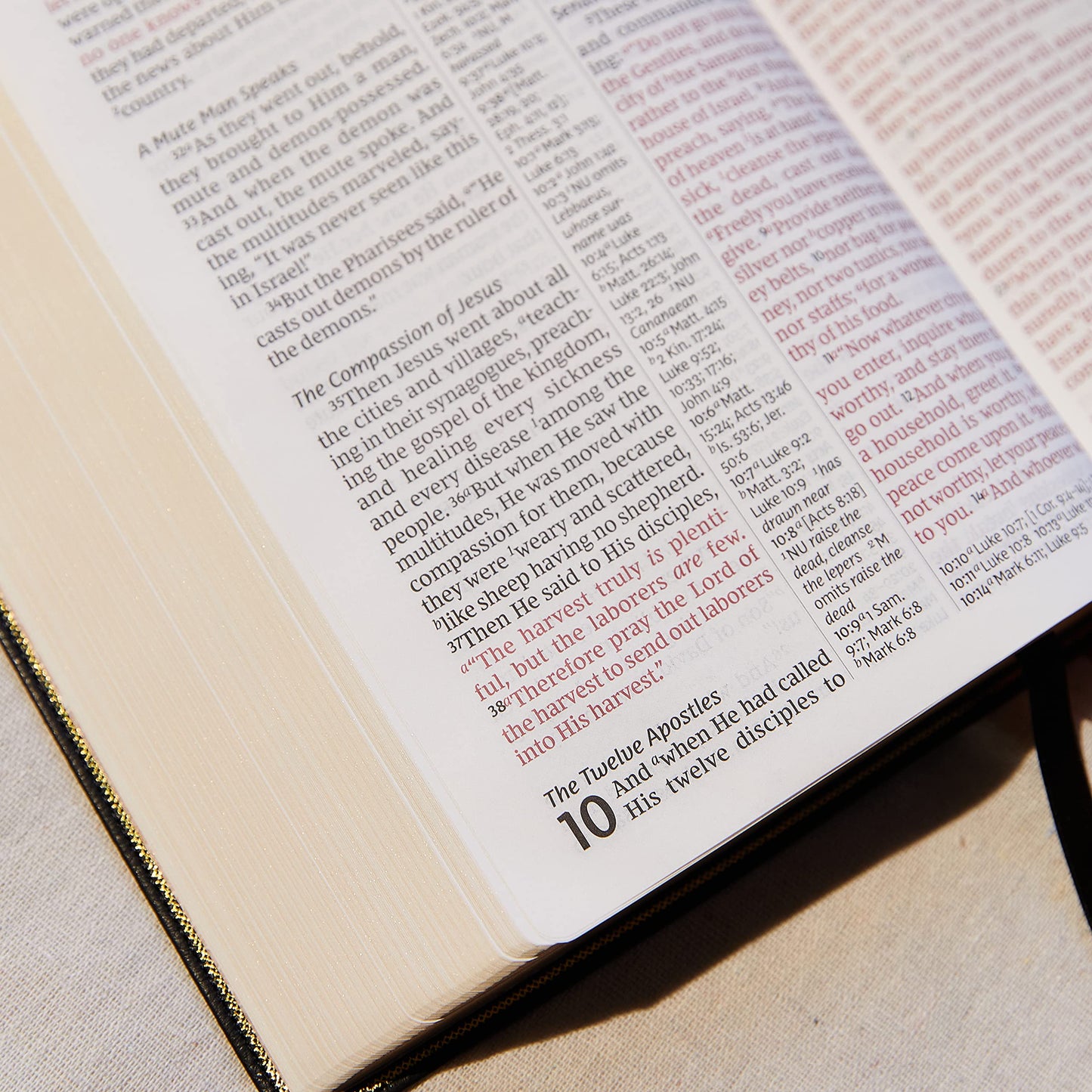 NKJV Giant Print Center-Column Reference Bible, Deluxe Black