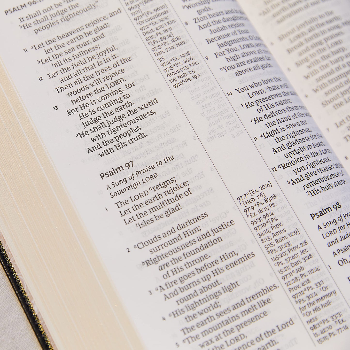 NKJV Giant Print Center-Column Reference Bible, Deluxe Black