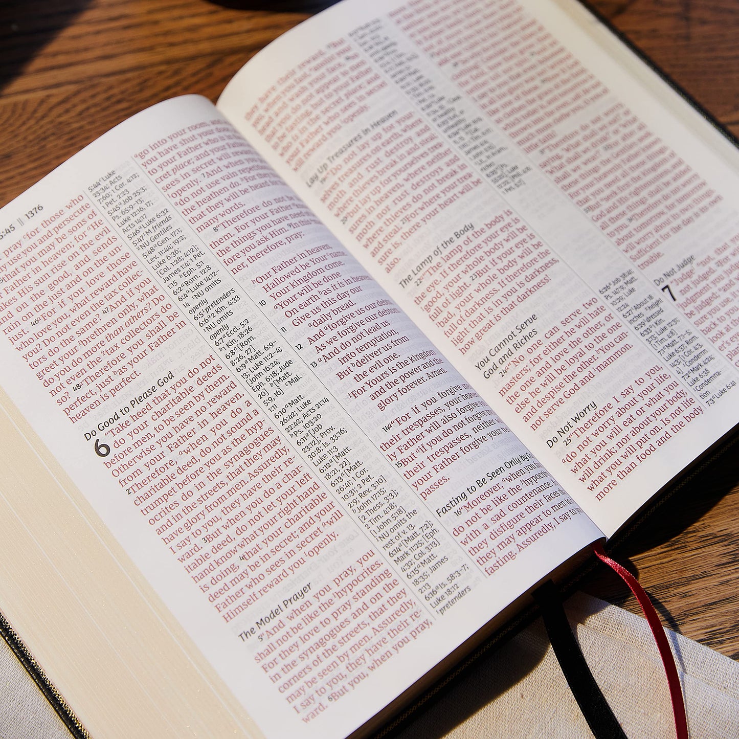 NKJV Giant Print Center-Column Reference Bible, Deluxe Black
