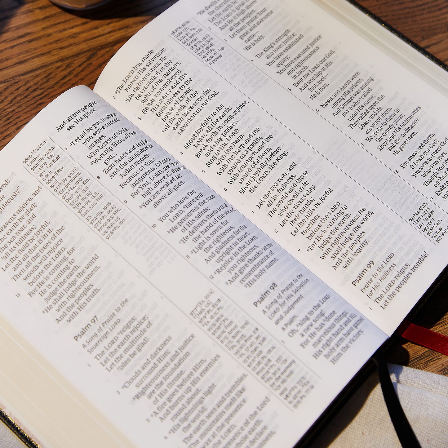 NKJV Giant Print Center-Column Reference Bible, Deluxe Black