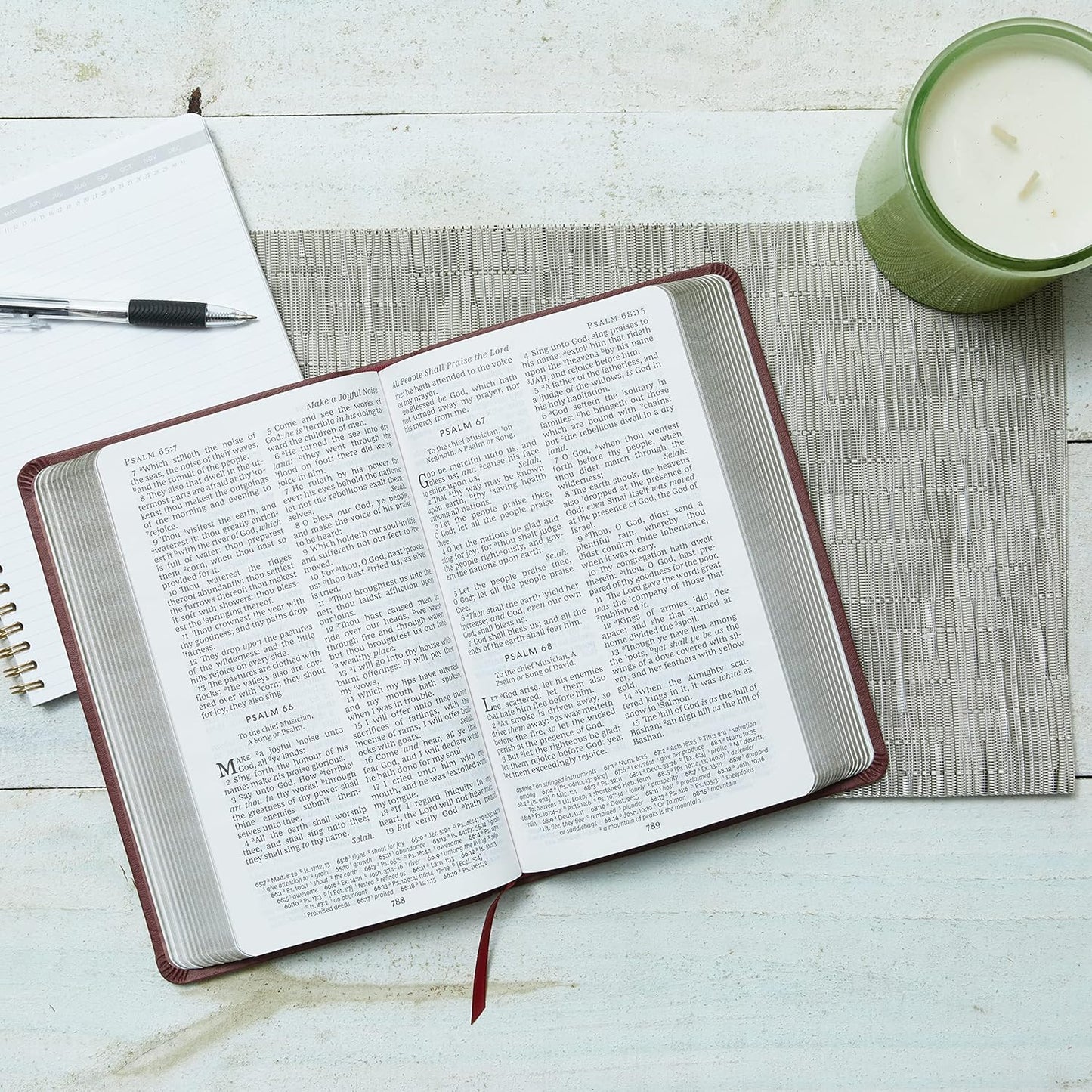 NKJV, Thinline Reference Bible, Leathersoft, Black, Red Letter, Comfort Print