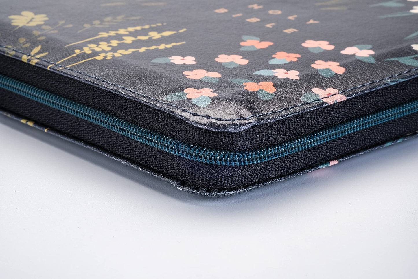 NLT Large Print Thinline Reference Zipper Bible, Filament Enabled Edition (LeatherLike, Meadow Navy & Pink )