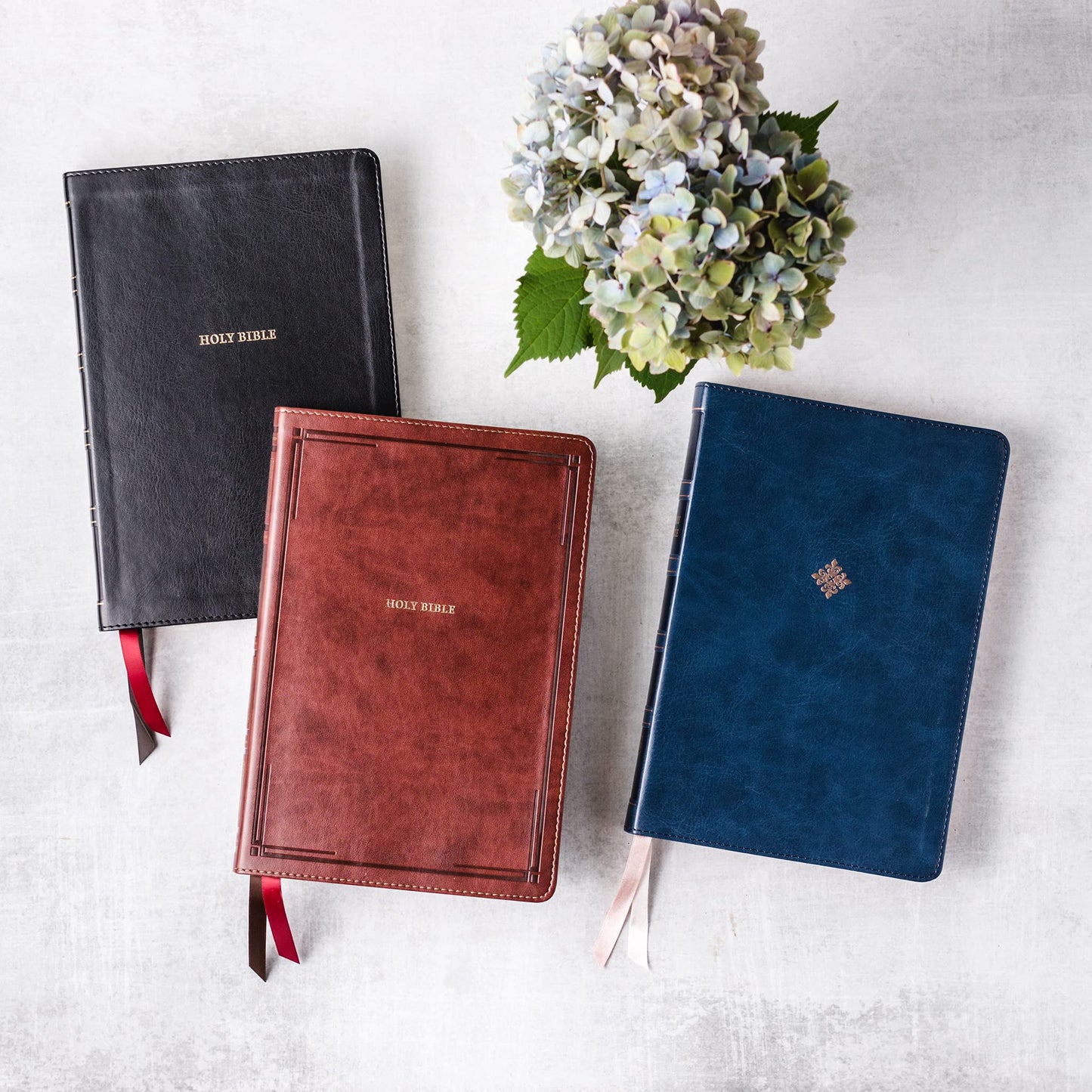 NKJV, Thinline Bible, Large Print, Leathersoft, Black, Red Letter, Comfort Print: Holy Bible, New King James Version