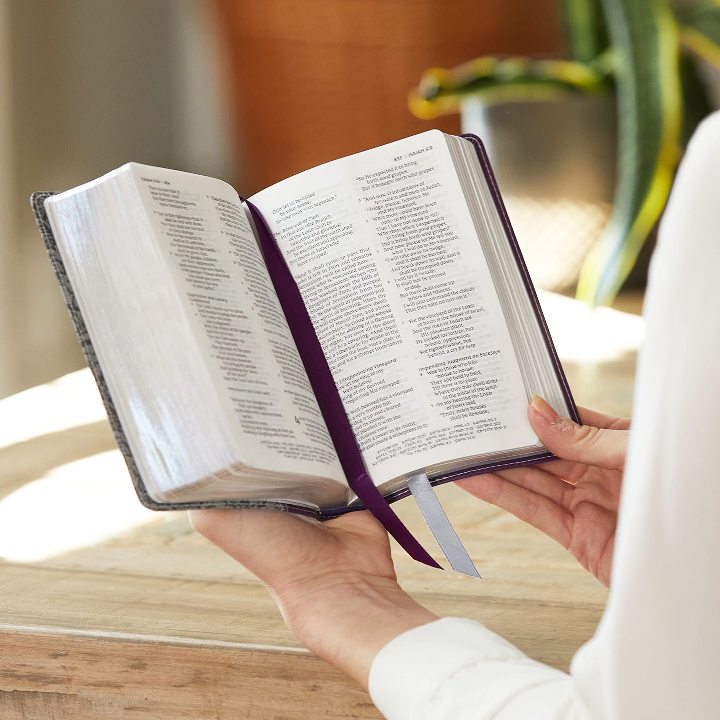 NKJV, Reference Bible, Compact Large Print, Leathersoft, Black, Red Letter, Comfort Print: Holy Bible, New King James Version
