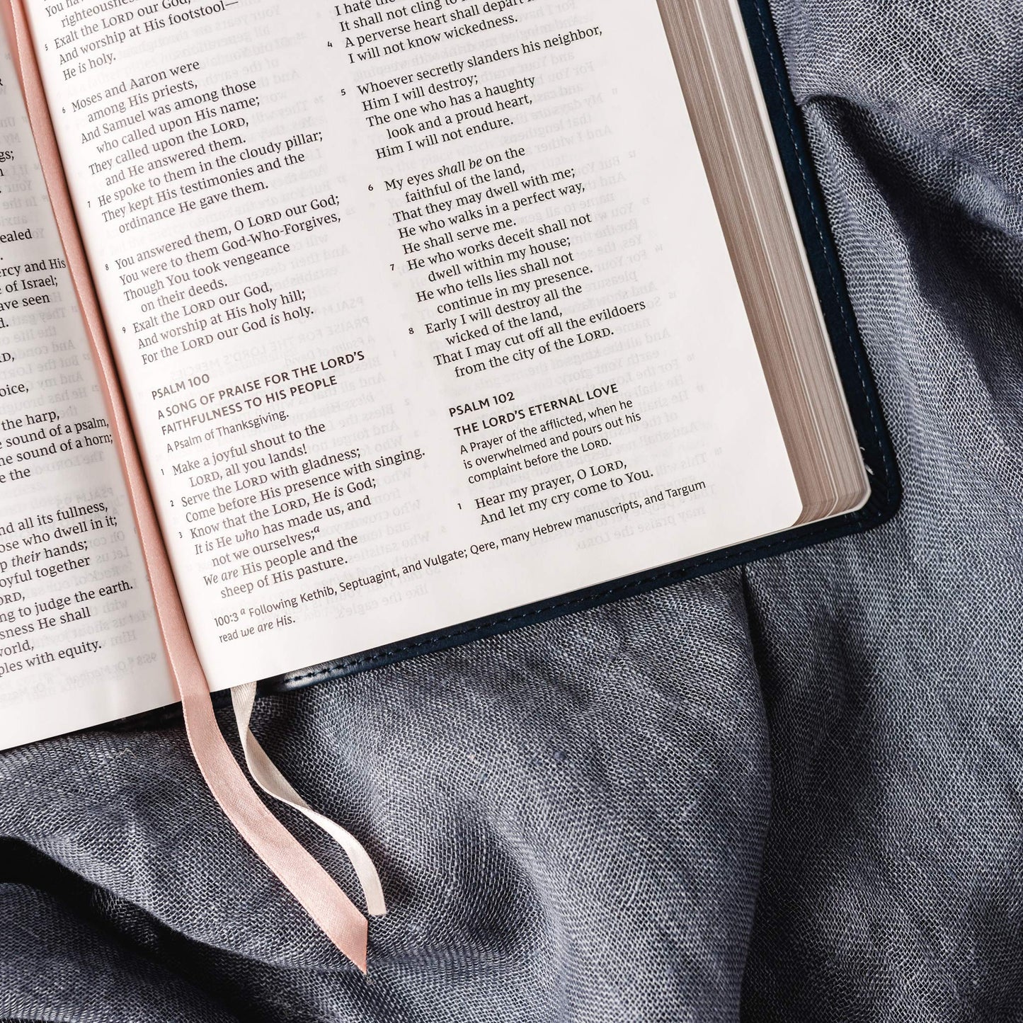 NKJV, Thinline Bible, Large Print, Leathersoft, Brown, Red Letter, Comfort Print: Holy Bible, New King James Version