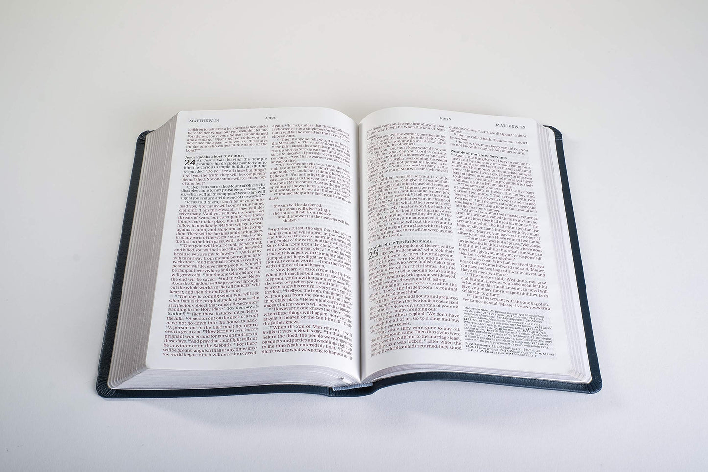 NLT Thinline Reference Holy Bible (Red Letter, Genuine Leather, Navy Blue): Includes Free Access to the Filament Bible App Delivering Study Notes, Devotionals, Worship Music, and Video