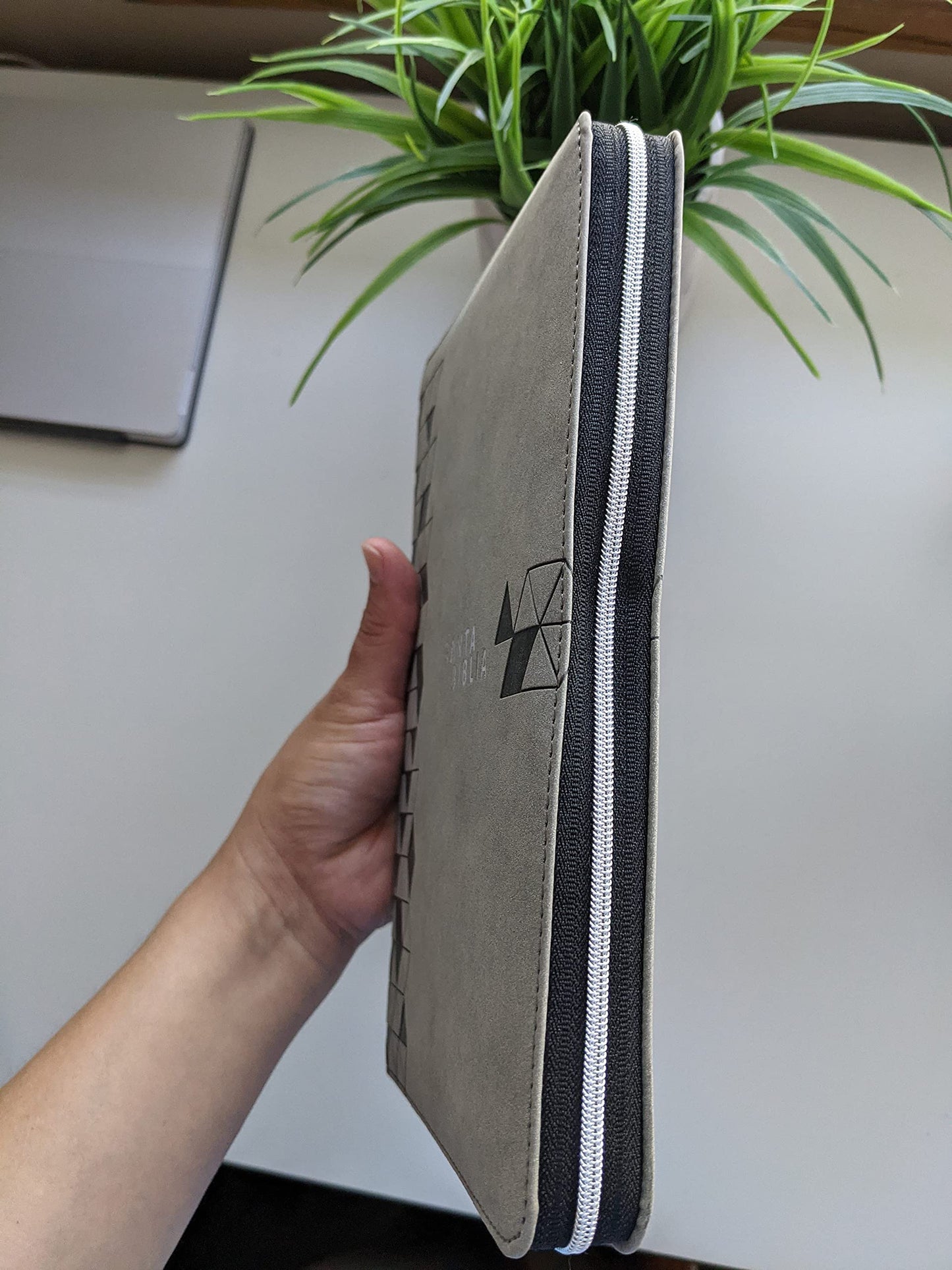 Santa Biblia NTV, Edición cremallera, Gris suave (Spanish Edition)