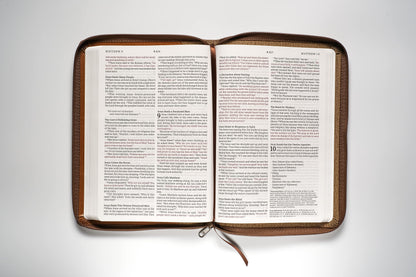NLT Biblia con cremallera de referencia de línea delgada en letra grande, edición habilitada para filamentos (LeatherLike, Messenger Stone y Camel)