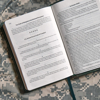 Biblia militar CSB, cuero verde Touch